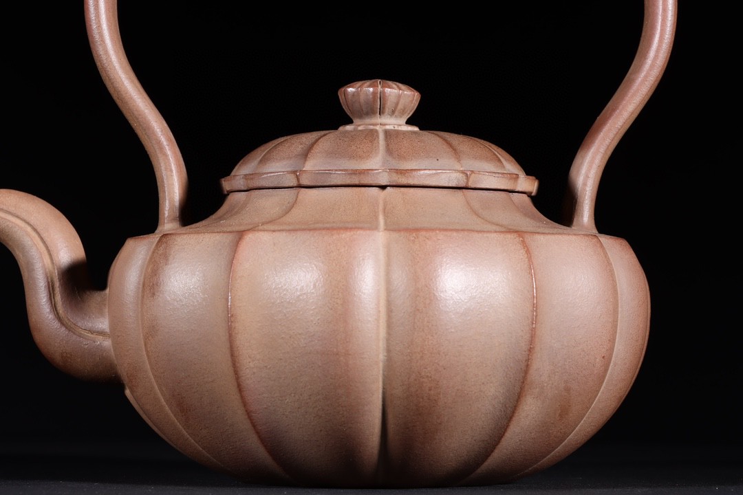 菱花提梁紫砂壶 款识:陈正明 明代 高 17.3×17.5cm