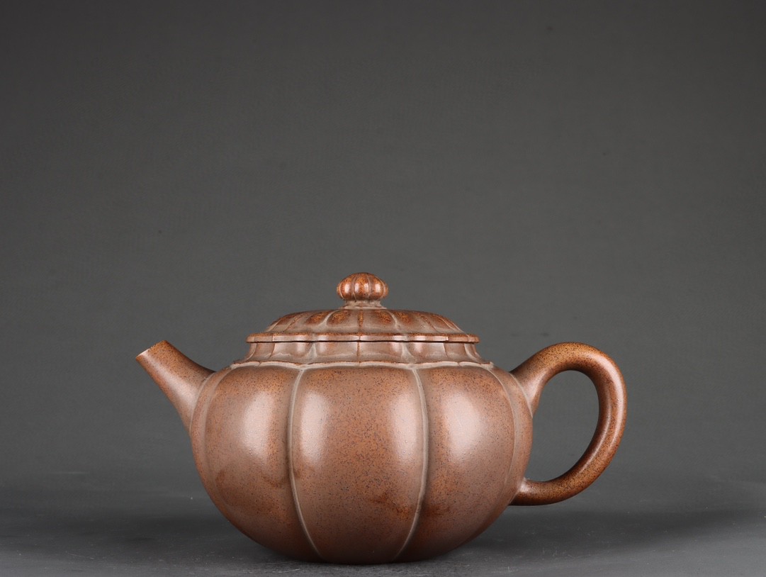 菊蕾紫砂壶 款识:时鹏 明代 高 9.5×16.3cm