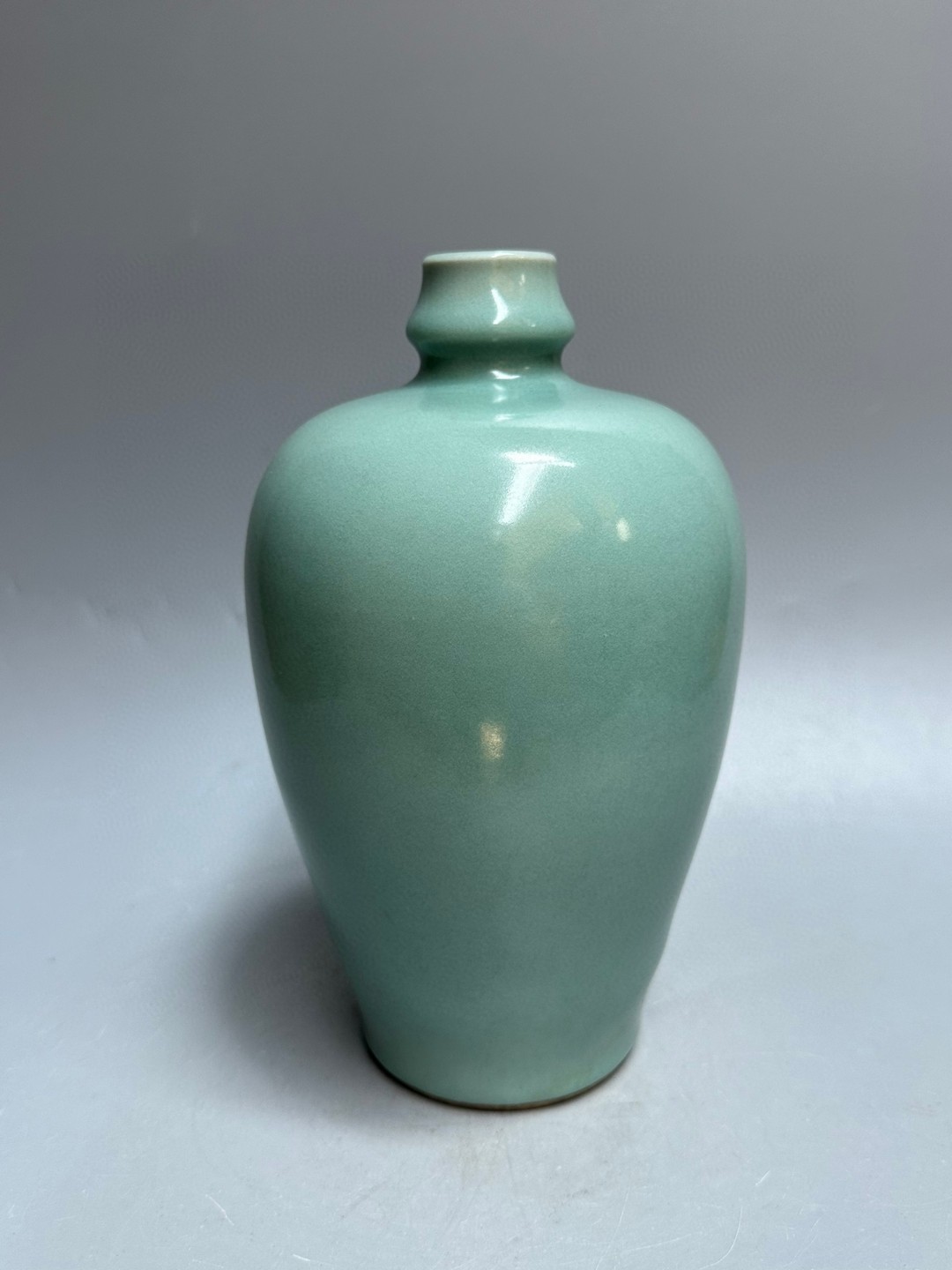 龙泉官窑天青釉梅瓶,玉津园 高23.8厘米,口3.6厘米,肚径14厘米