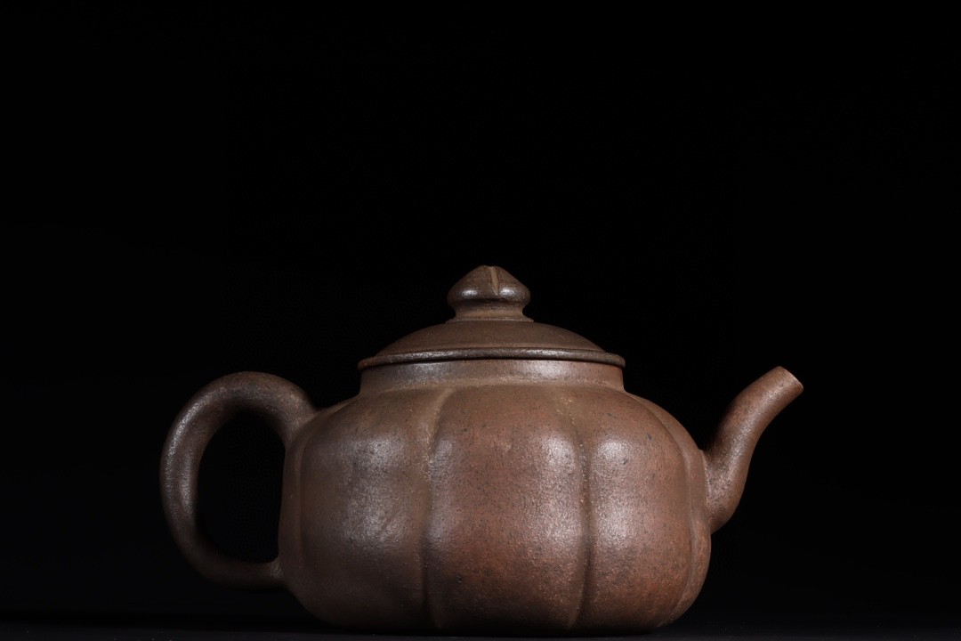 瓜菱壶紫砂壶 款识:徐友泉 明代 高 12.5×21.8cm