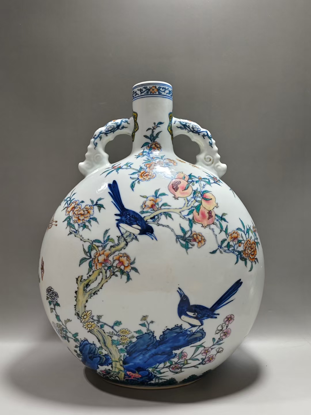 斗彩花鸟纹抱月瓶 哇,这花瓶太美了!