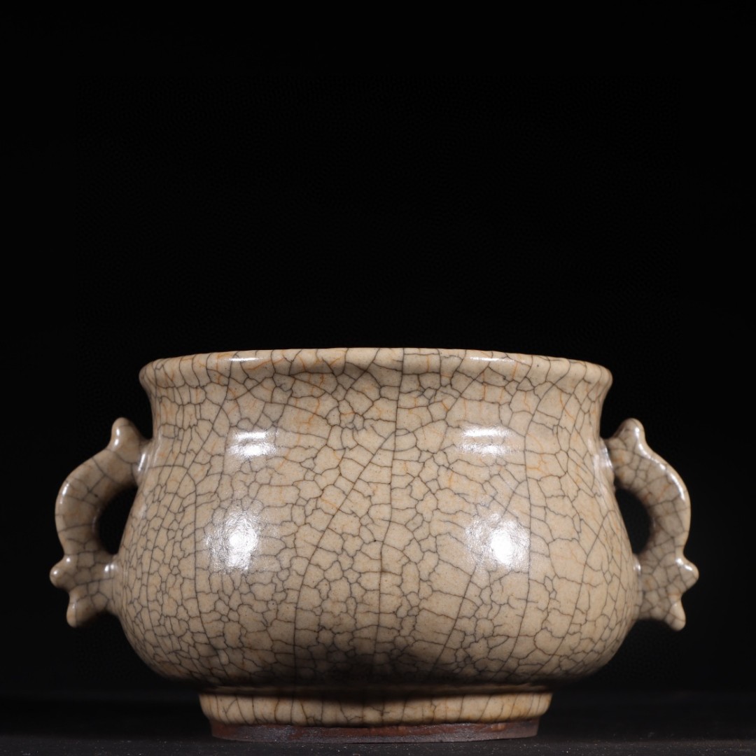 旧藏哥窑"养心殿"鱼耳炉 高8.6cm宽15.