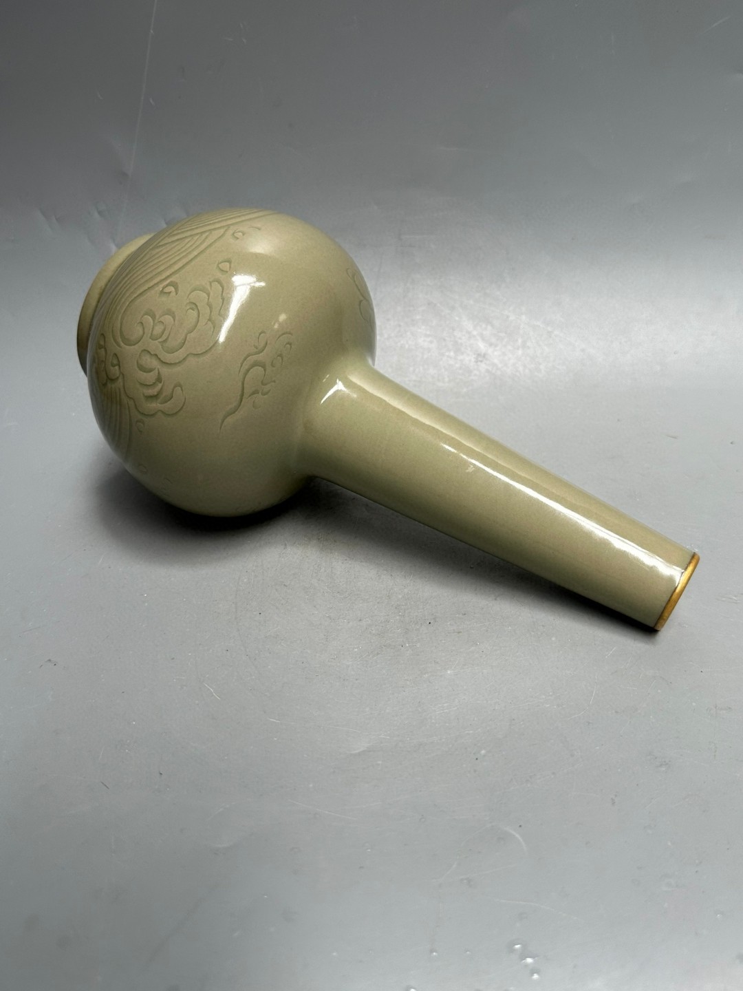 旧藏越窑秘色瓷金口长劲瓶 高26厘米,口径3厘米,肚径13厘米