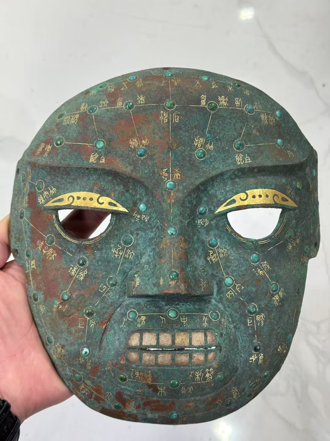 青铜错金面具 瞧这古董面具,锈迹斑斑中透着股神秘劲儿,仿佛能讲述