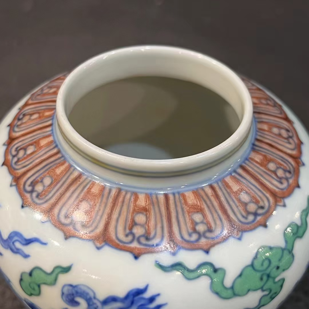 斗彩翼龙纹天子盖罐