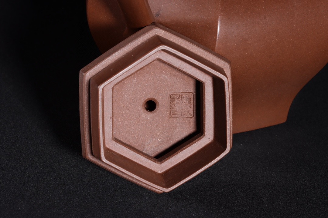 六方高僧帽紫砂壶 款识:顾景舟 近现代 高 13×16.5cm