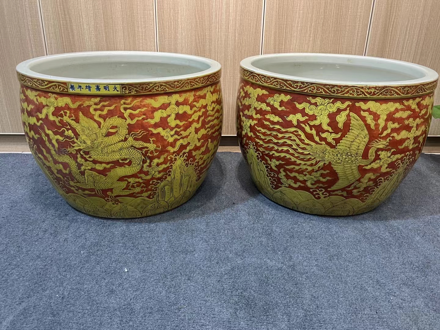 黄釉矾红龙凤呈祥纹大缸一对