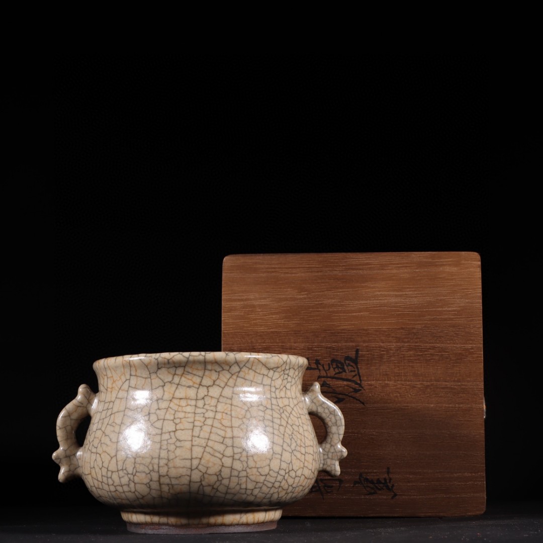 旧藏哥窑"养心殿"鱼耳炉 高8.6cm宽15.