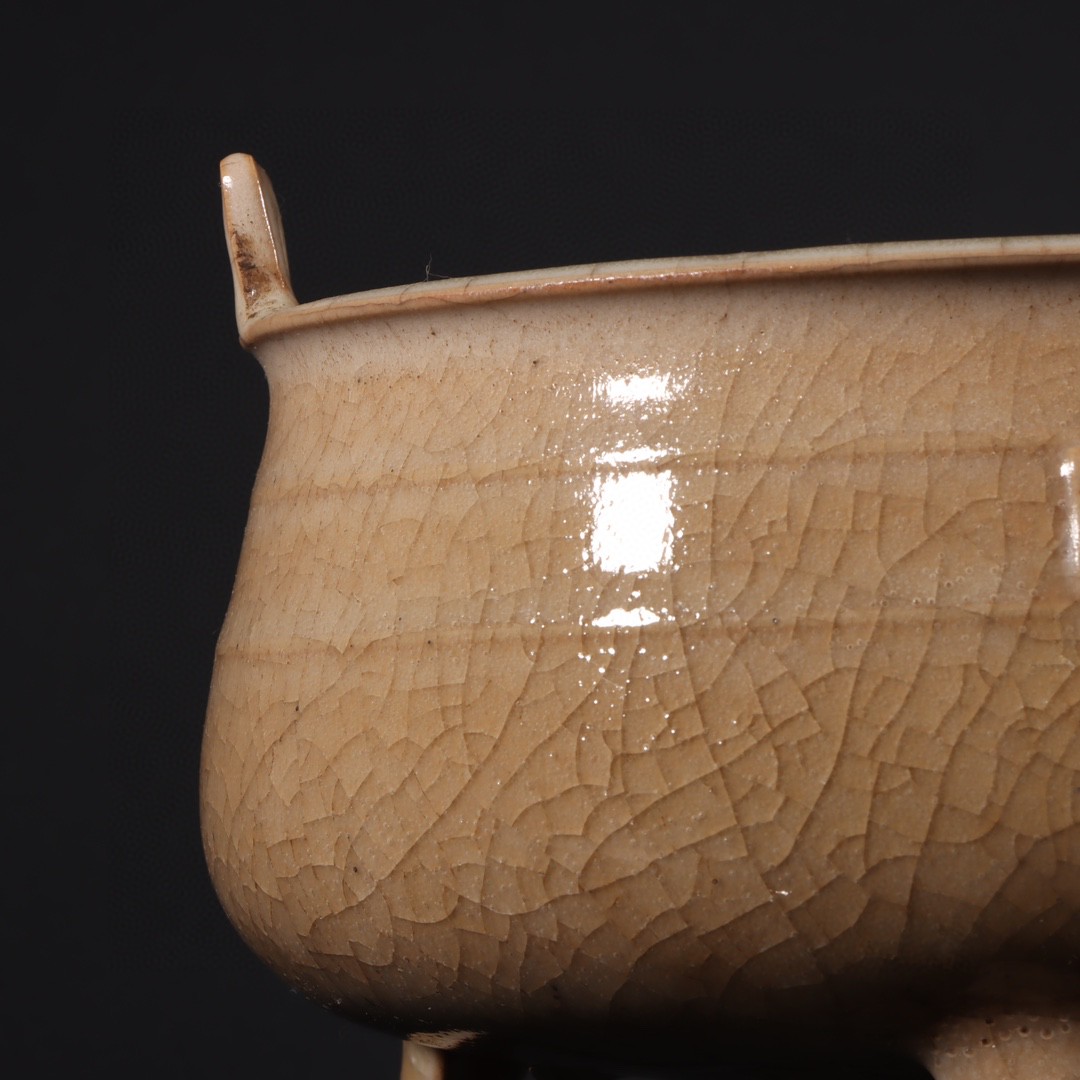 龙泉黄釉三足鼎式炉 高度13cm,口径15.5cm,肚经17cm,底经14cm