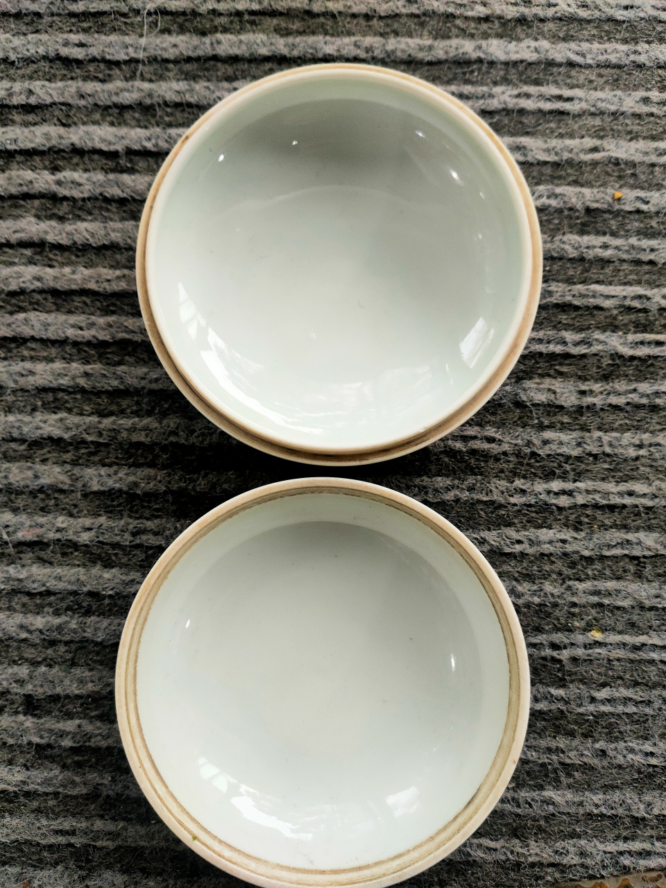 愿闻吾过之斋款 王步青花花鸟印泥盒 尺寸:高5.8cm口10cm足6cm