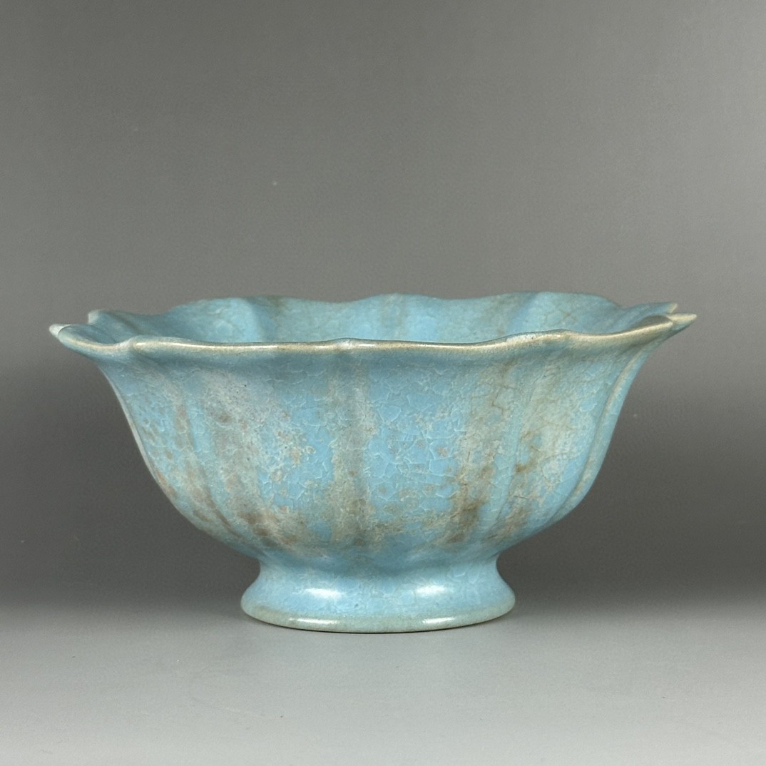 汝窑天青釉冰裂纹花口高足碗 口径16.5,高8公分