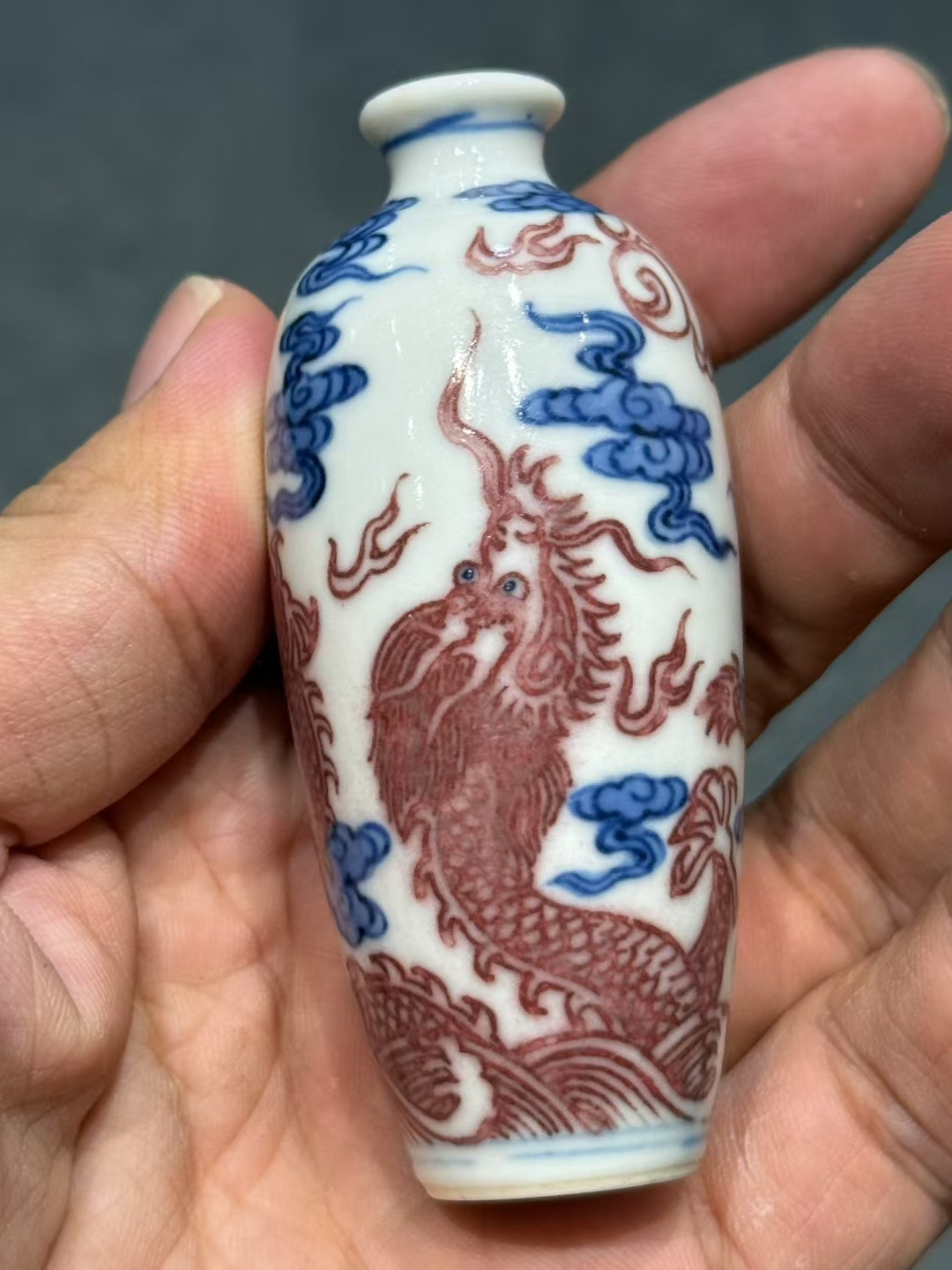 青花釉里红云龙纹小瓶 哇塞,这小瓷瓶上的龙画得太传神了吧!