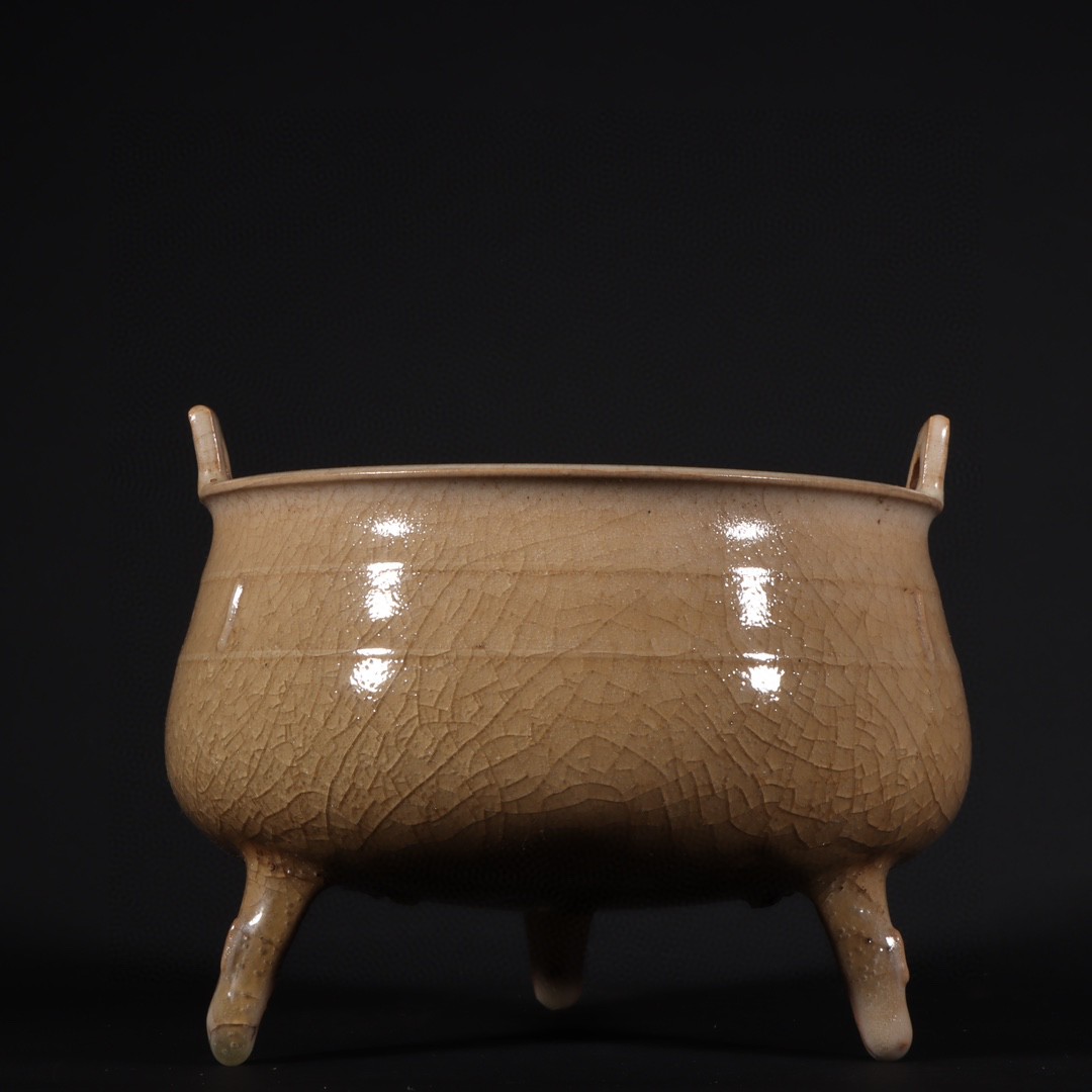 龙泉黄釉三足鼎式炉 高度13cm,口径15.5cm,肚经17cm,底经14cm