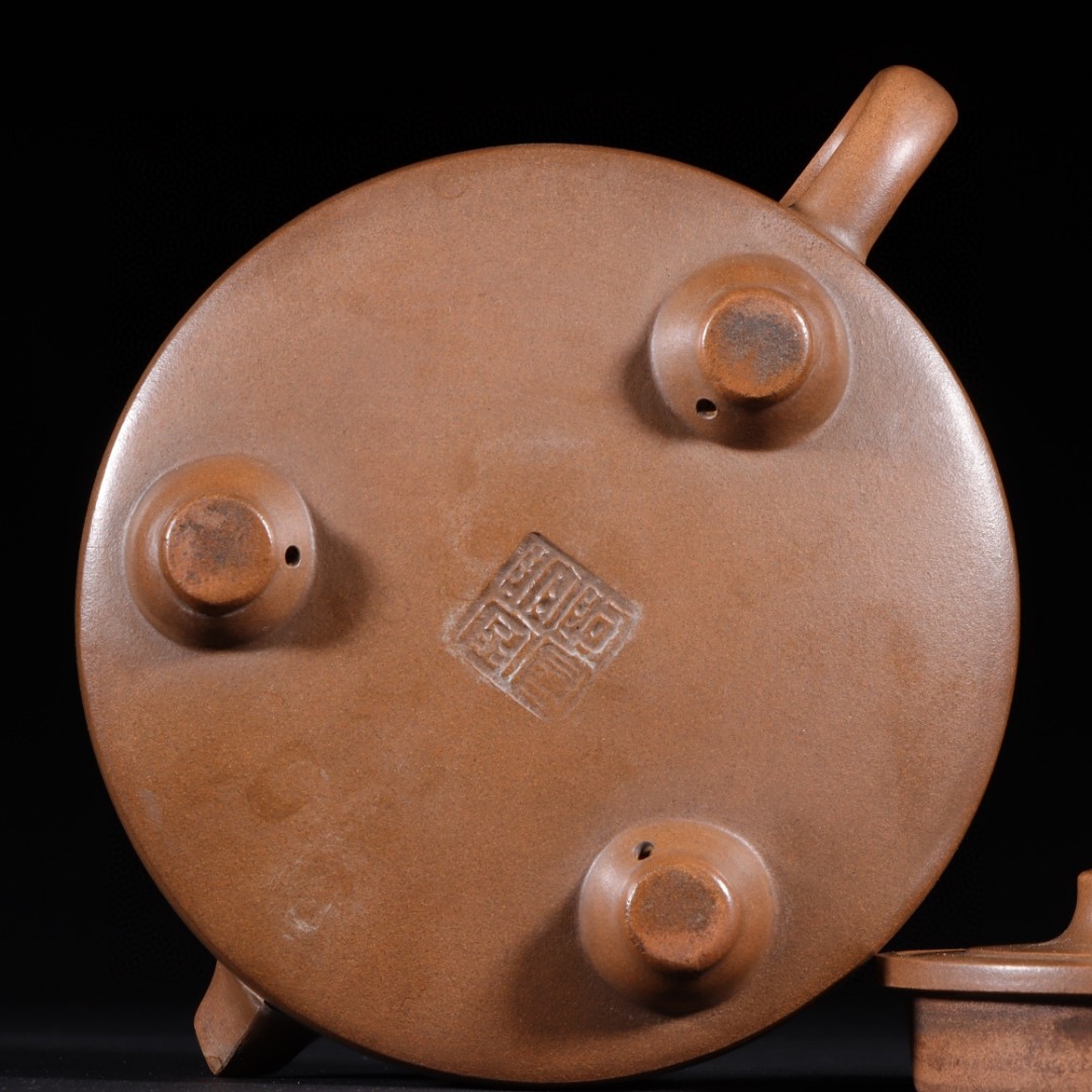 三足周盘紫砂壶 曼生十八式 款识:阿曼陀室 陈曼生 杨彭年 清代 高 6.