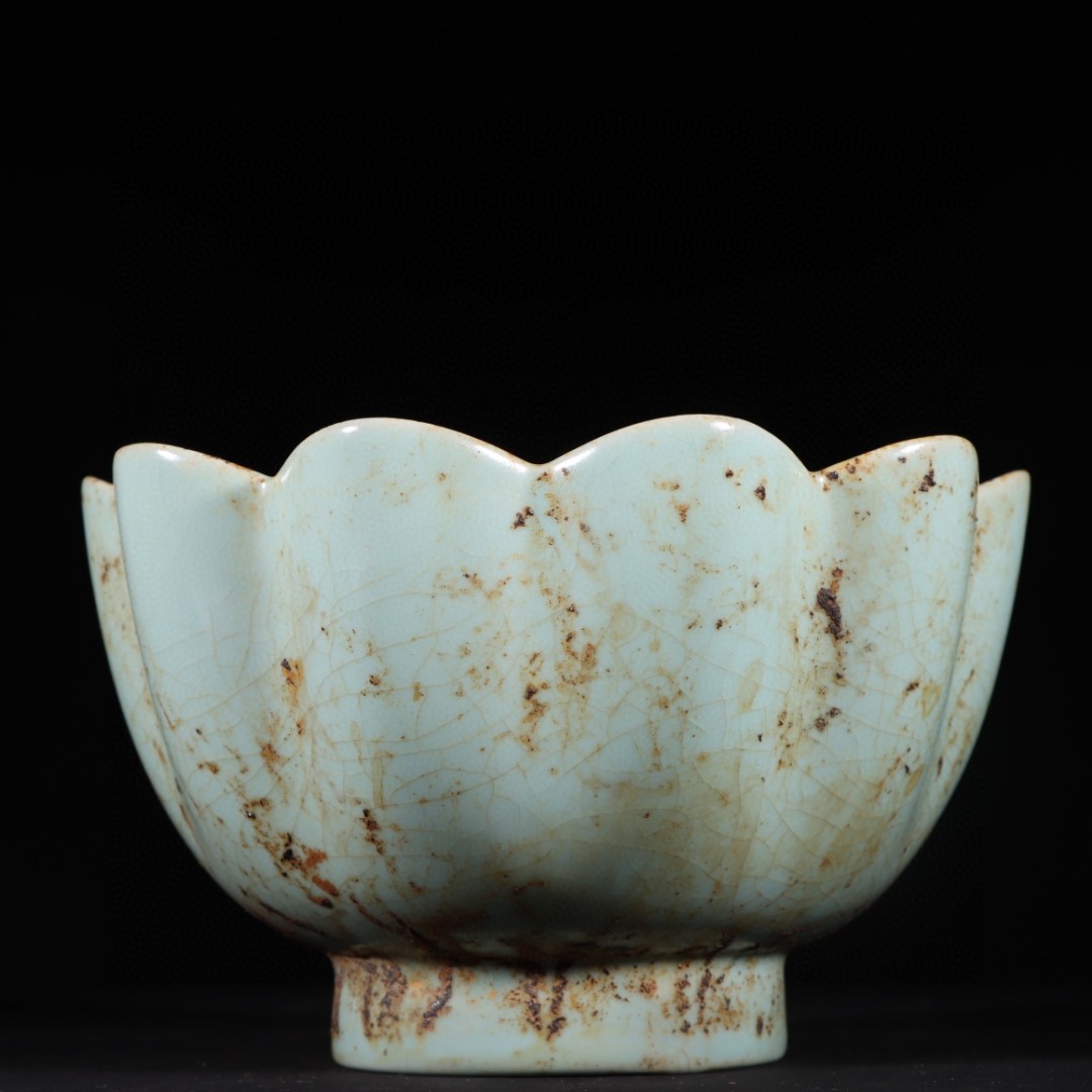 旧藏汝窑莲花碗 高10.5cm.宽17.2cm 这裂纹的质感,像极了生活.