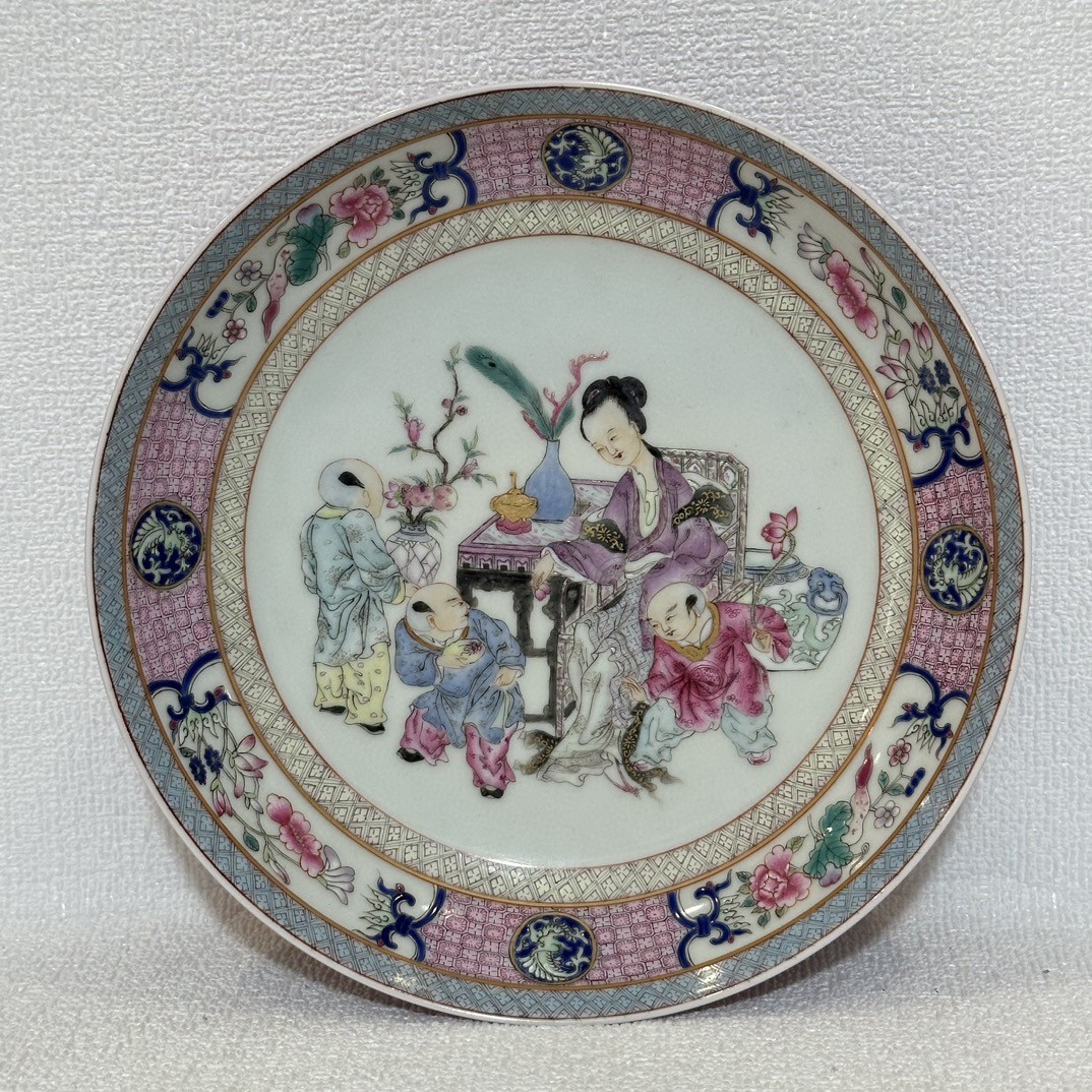 外胭脂红内粉彩三娘教子纹盘 高4.2,口径20