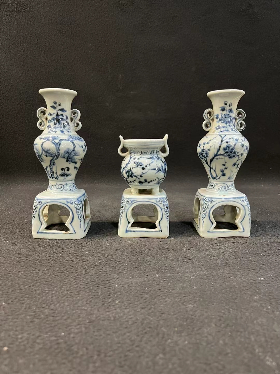 青花一套 三个古董花瓶变身成现代烛台,蓝白瓷间流转着复古风情,点亮