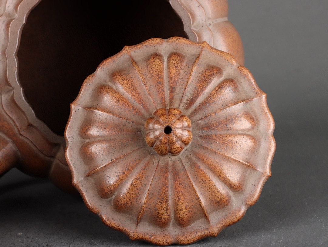 菊蕾紫砂壶 款识:时鹏 明代 高 9.5×16.3cm