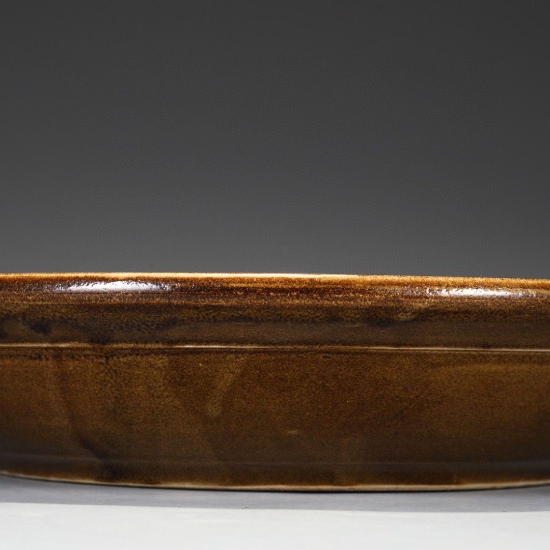 定窑褐彩剔刻缠枝佛像大盘  高7公分 直径34.5公分