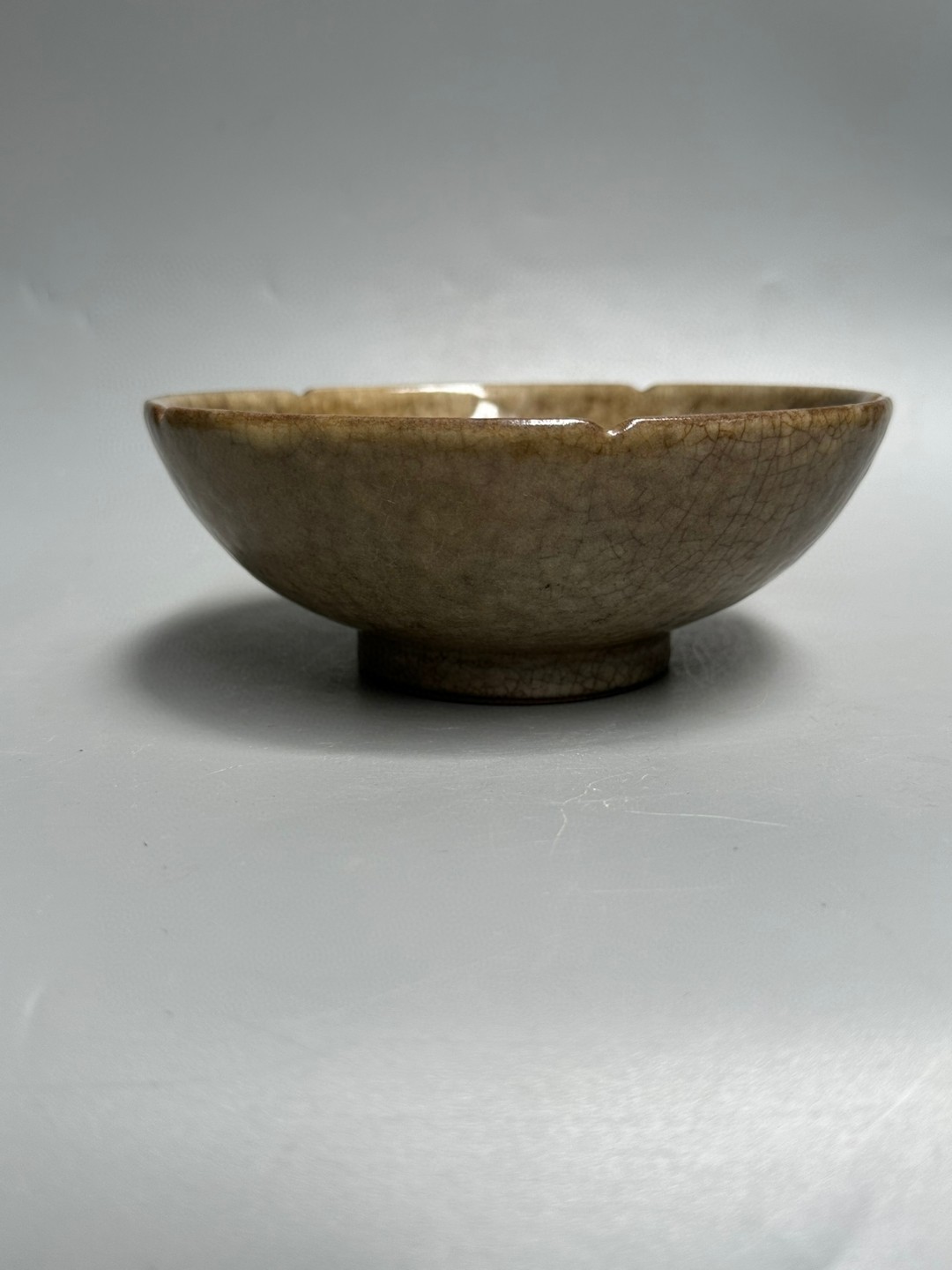 哥窑米黄釉花口碗"玉津园" 高6.8厘米,口径17.8厘米