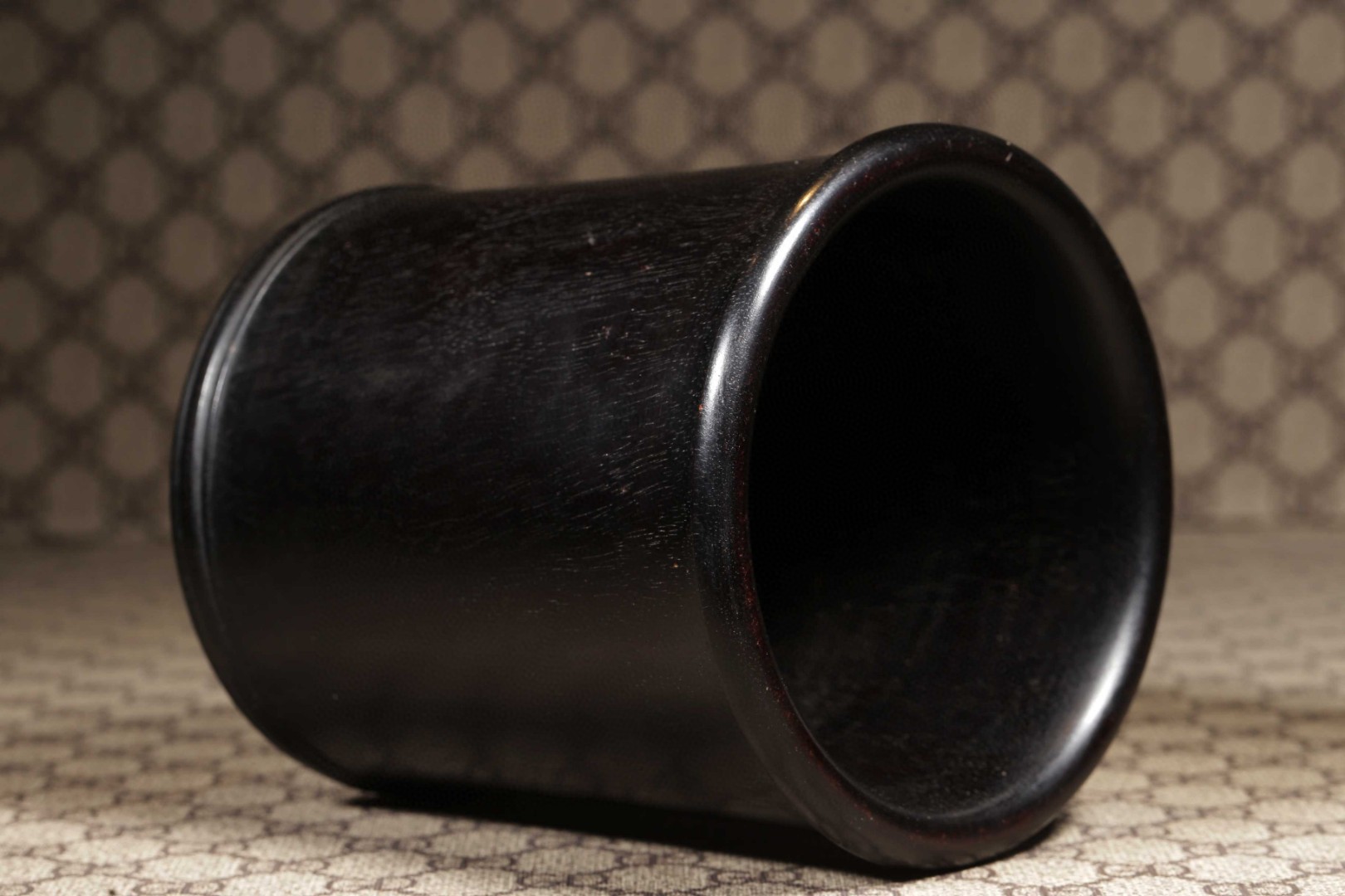 旧藏小叶紫檀文房素笔筒 口径11.5厘米,高12.5厘米