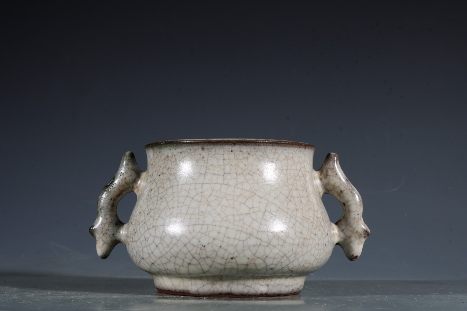 哥窑米白釉鱼耳炉 尺寸～高8口径9.3耳径14.5底径7.8公分