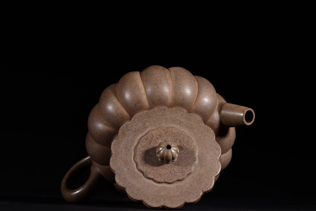 菊瓣花紫砂壶 款识:元畅 明代 高 8×15cm
