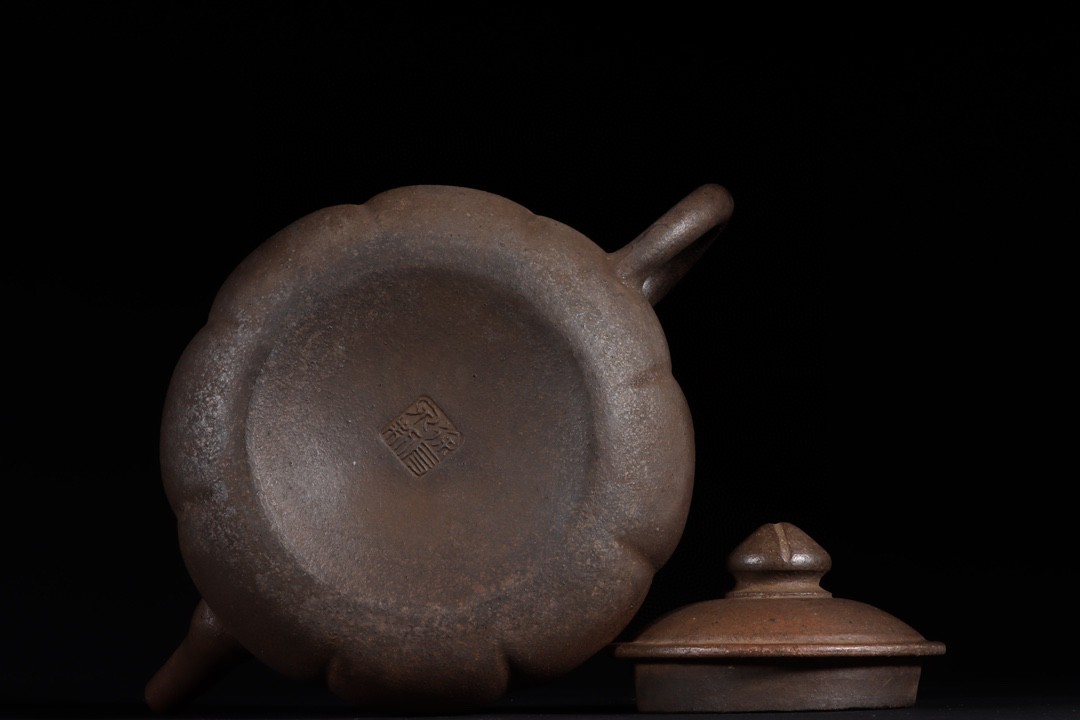 瓜菱壶紫砂壶 款识:徐友泉 明代 高 12.5×21.8cm