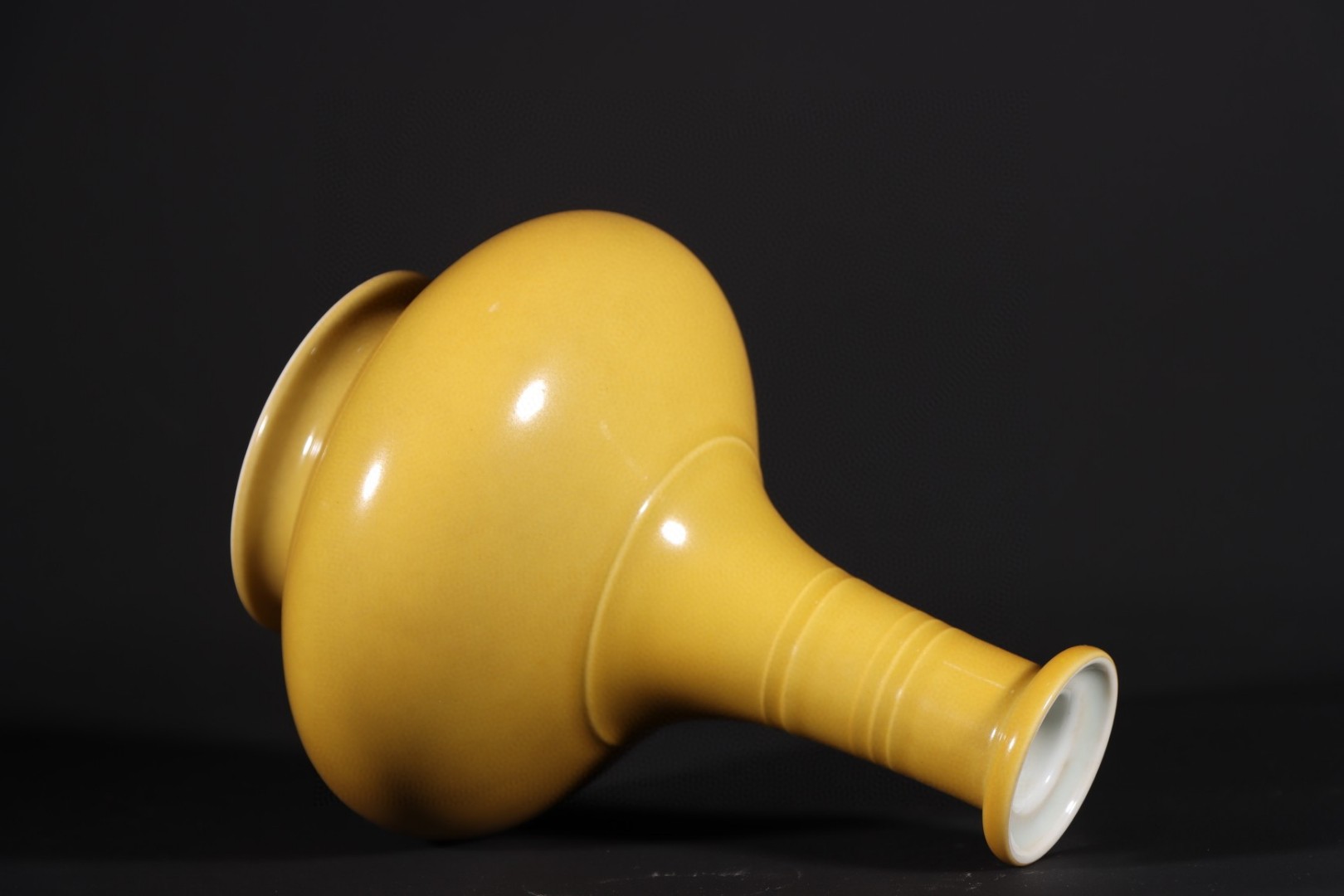 旧藏鸡油黄扁肚瓶 高15.5cm.