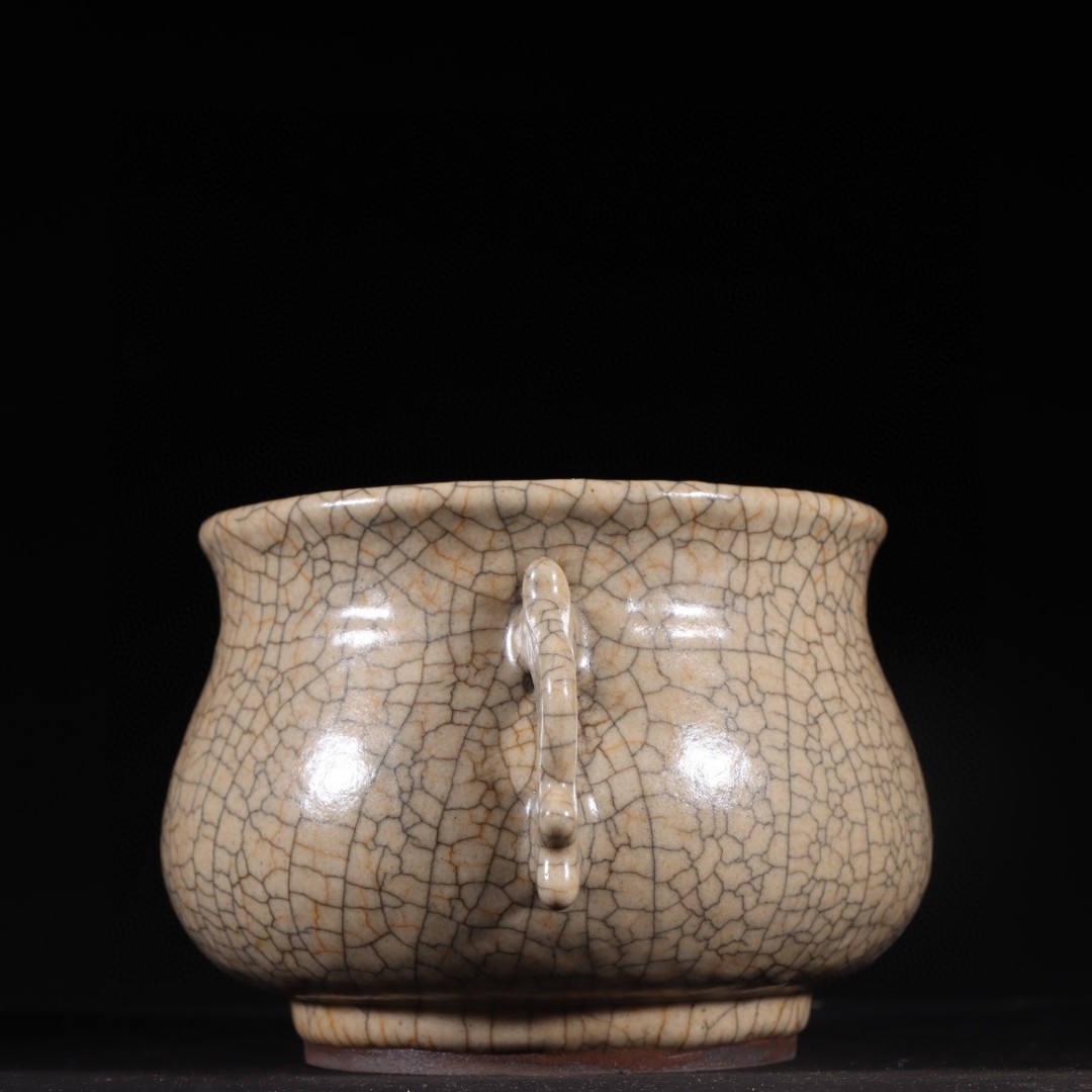 旧藏哥窑"养心殿"鱼耳炉 高8.6cm宽15.