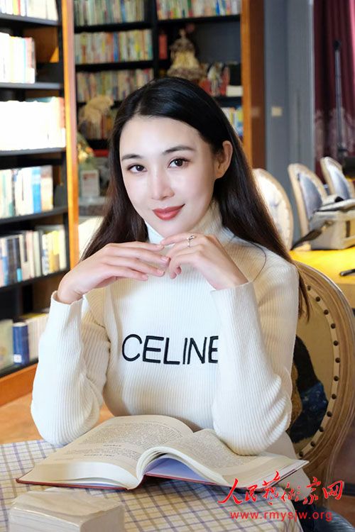 著名珠宝设计师,油画家.辽宁营口人,现居北京朝阳区