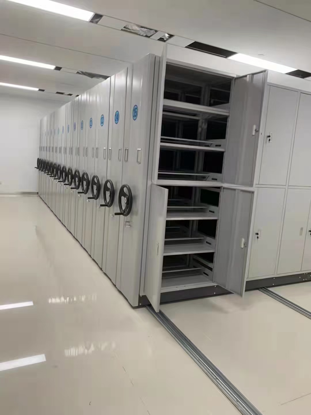 移动档案密集柜# 选择定制密集柜密集架时,您需要考虑以下几个关键
