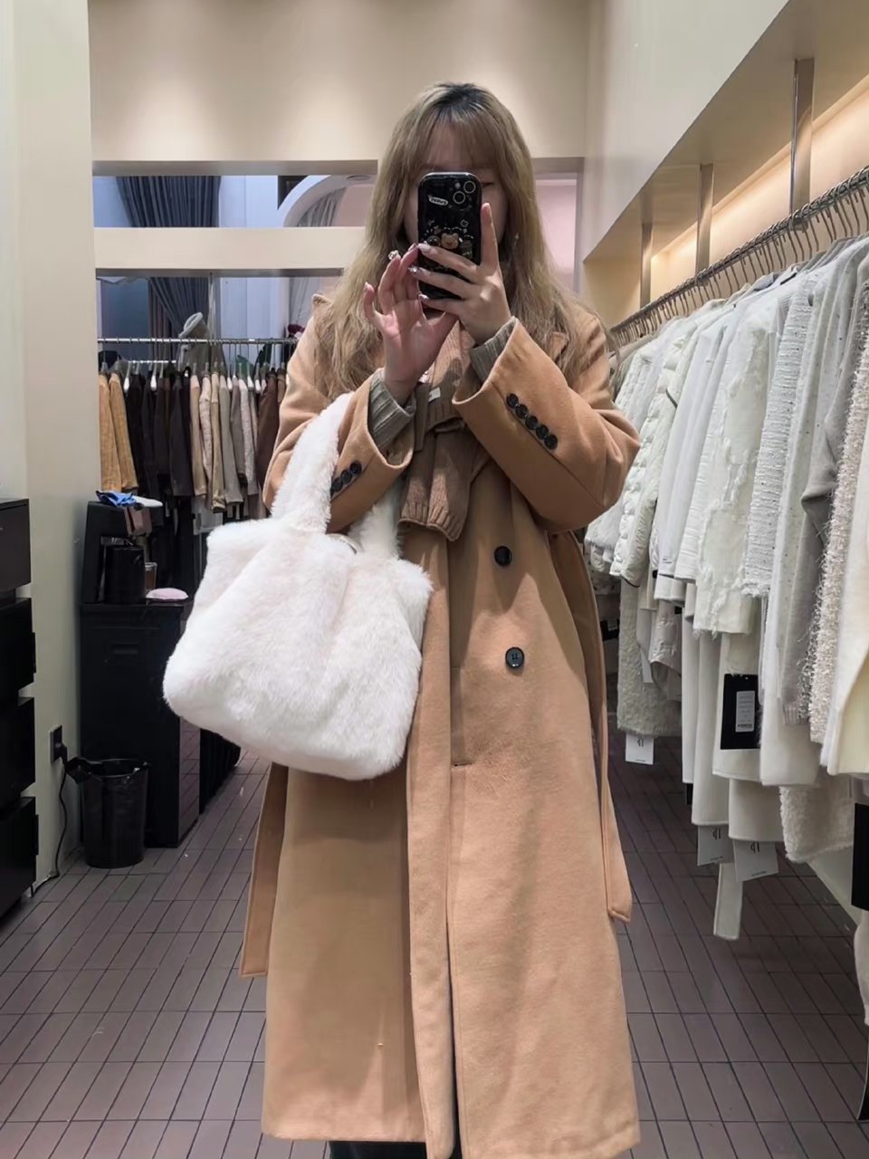 棕色的时尚大衣,不仅保暖还彰显气质,让你在寒冷的冬天也能散发魅力