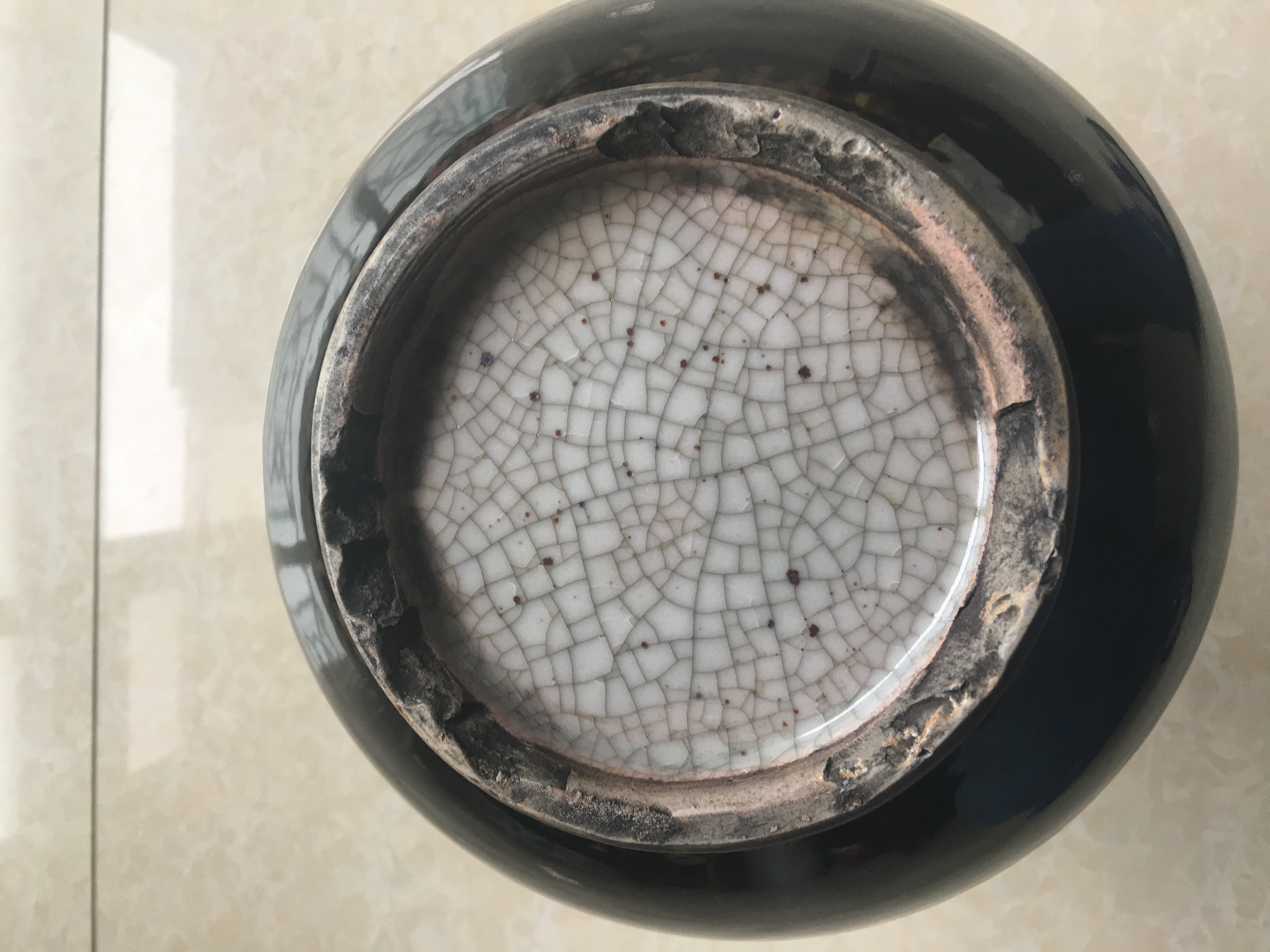 康熙乌金釉盘口弦文赏瓶