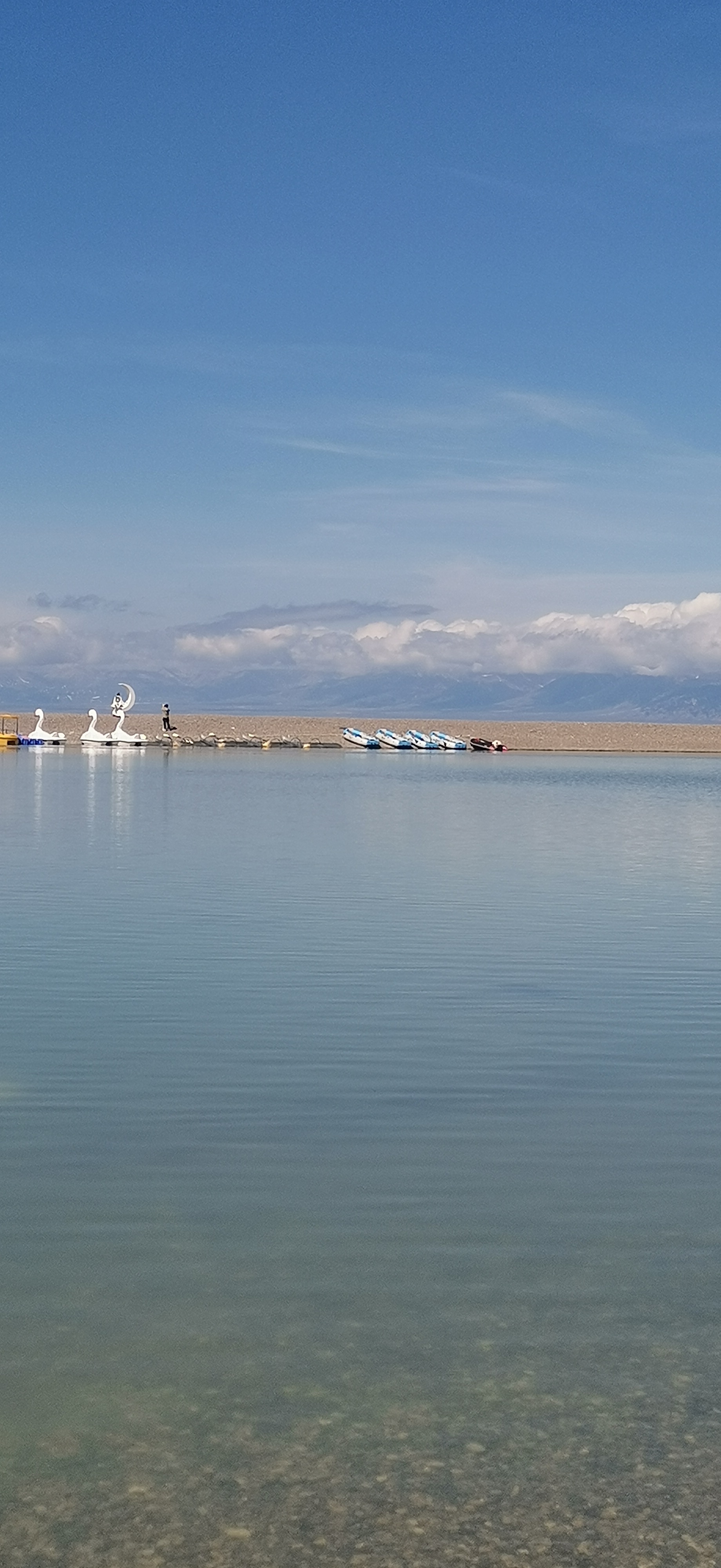 伊犁赛里木湖天蓝,水清,云白,景美!