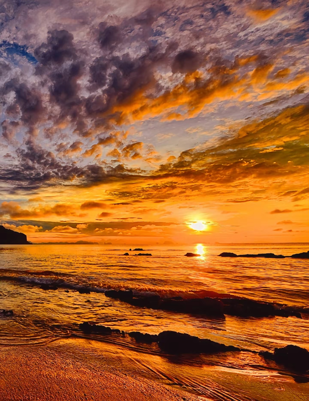 日落尤其温柔,人间皆是浪漫日落时的余晖洒满天空,色彩斑斓的晚霞宛如