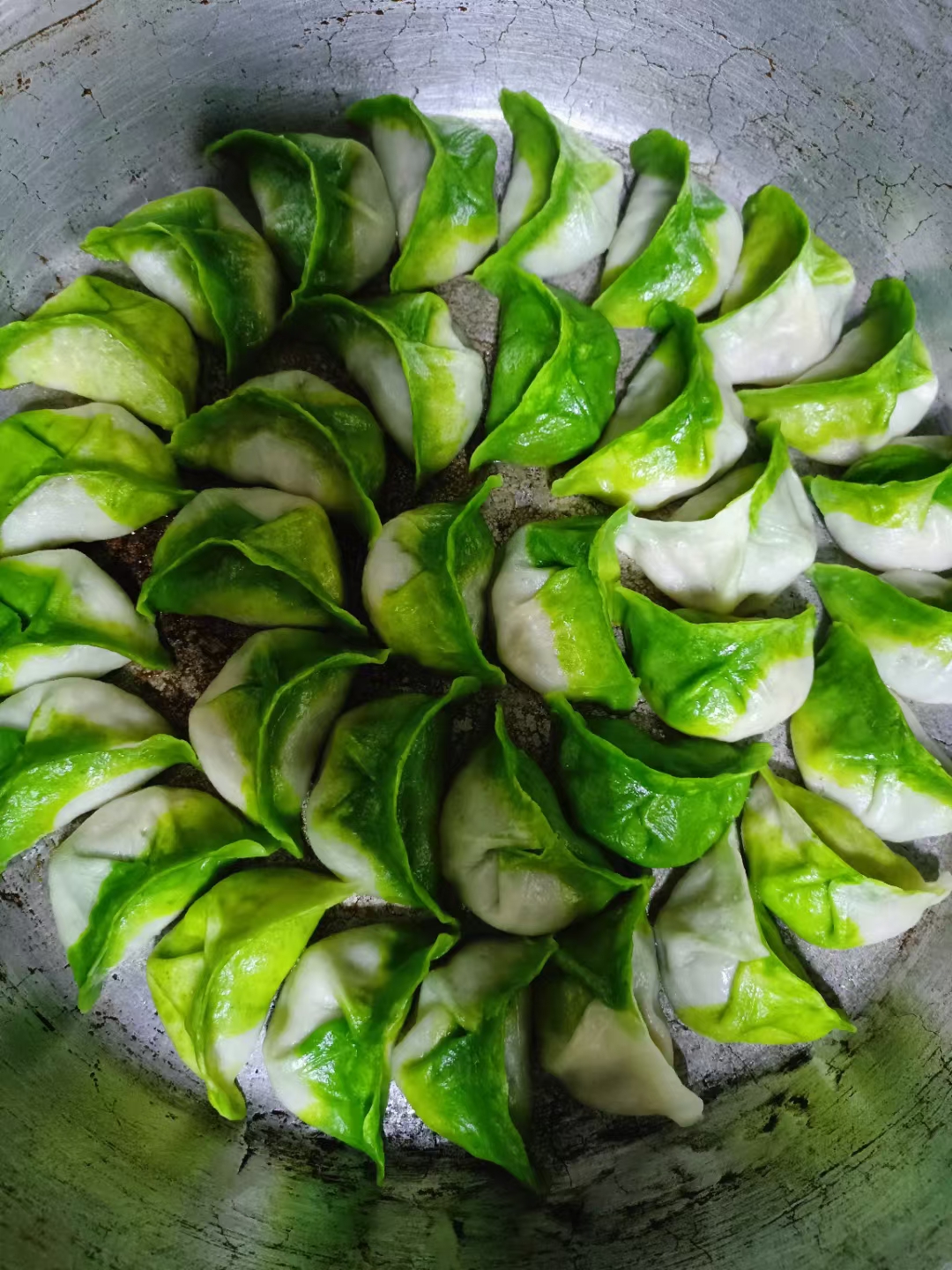 刻在骨子里的记忆,逢年过节就要吃饺子,新年第一天调个猪肉芹菜馅,用