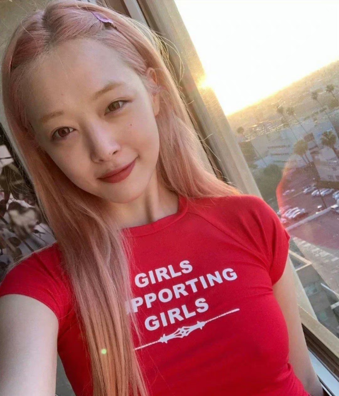 崔雪莉啊 那个时候大家的女性意识还没现在这么觉醒 但她就穿着girls
