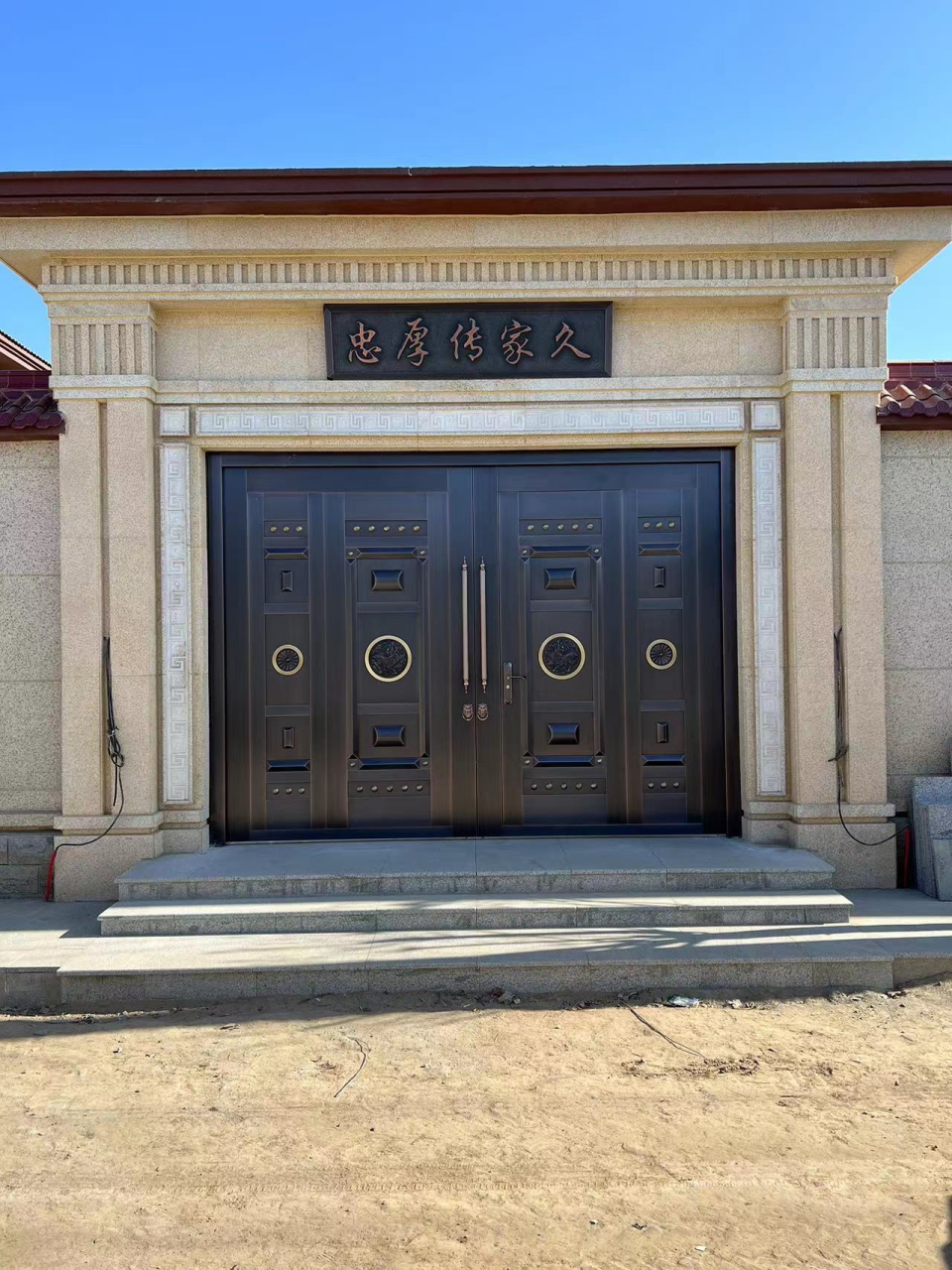 像这样的房子和别墅铜门整体设计的风格非常的大气上档次,我想若干年