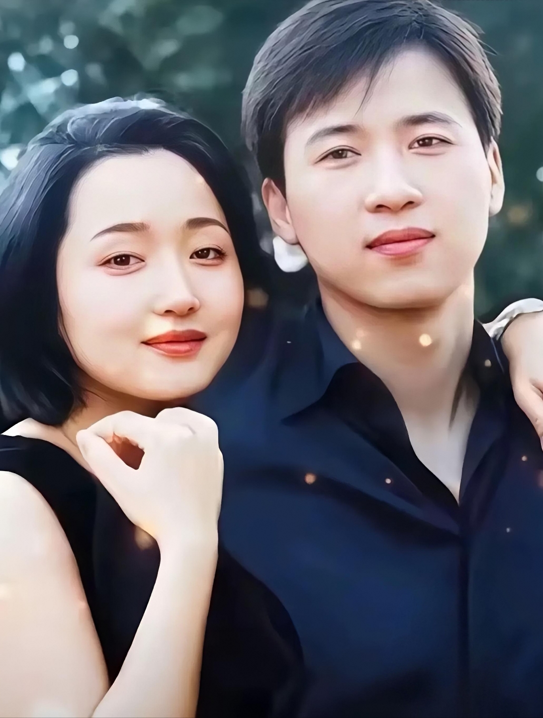 长相甜美的杨钰莹主动搂住赖文峰的脖子,看得出她的心情不错