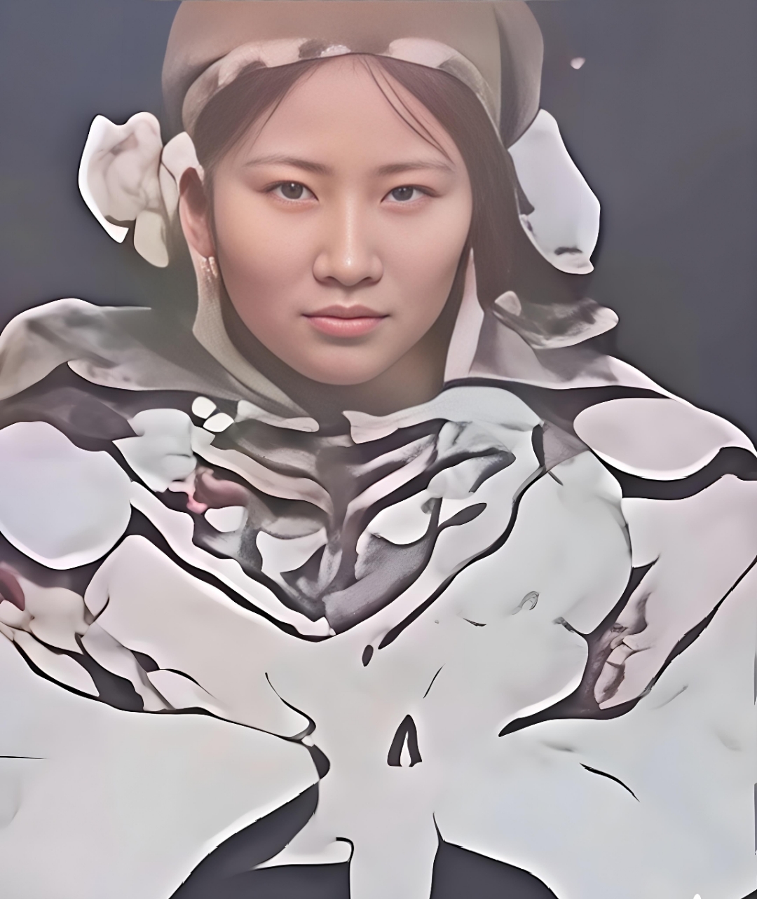 这是晚晴时,一对新婚夫妇倚门合影,因为夫妻年龄相差