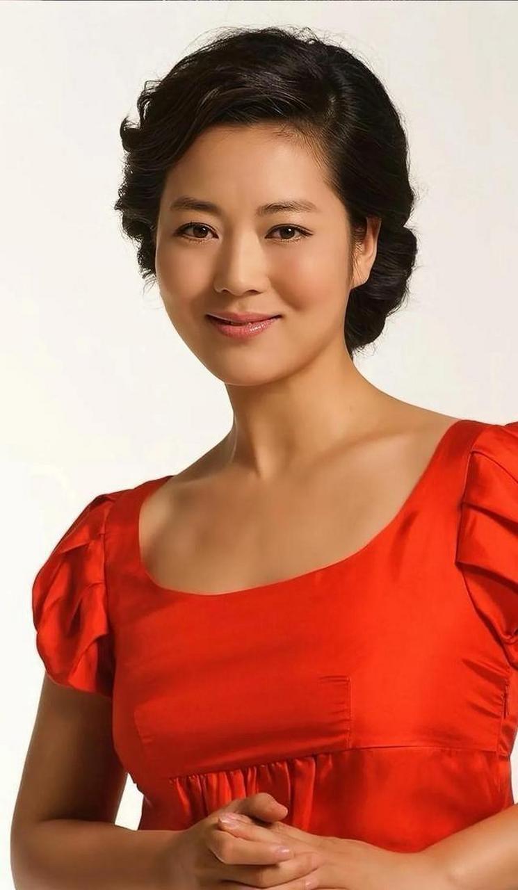 王茜华,气质红裙佳人,美得不可方物!