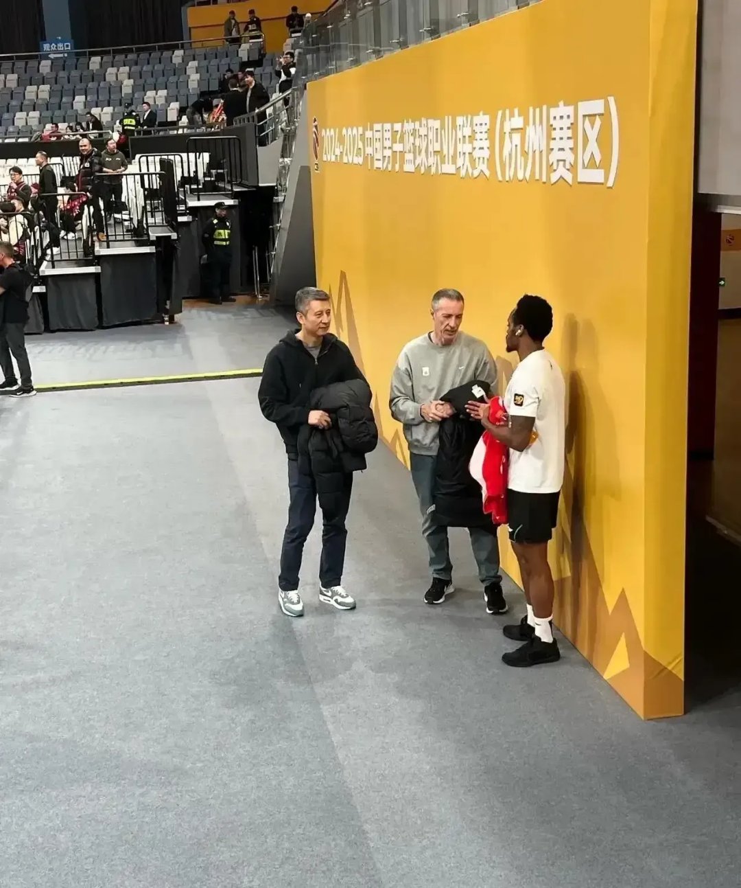 这赛季郭士强堵着广厦的后勤和他亲自挑选的小巴里布朗聊了半个