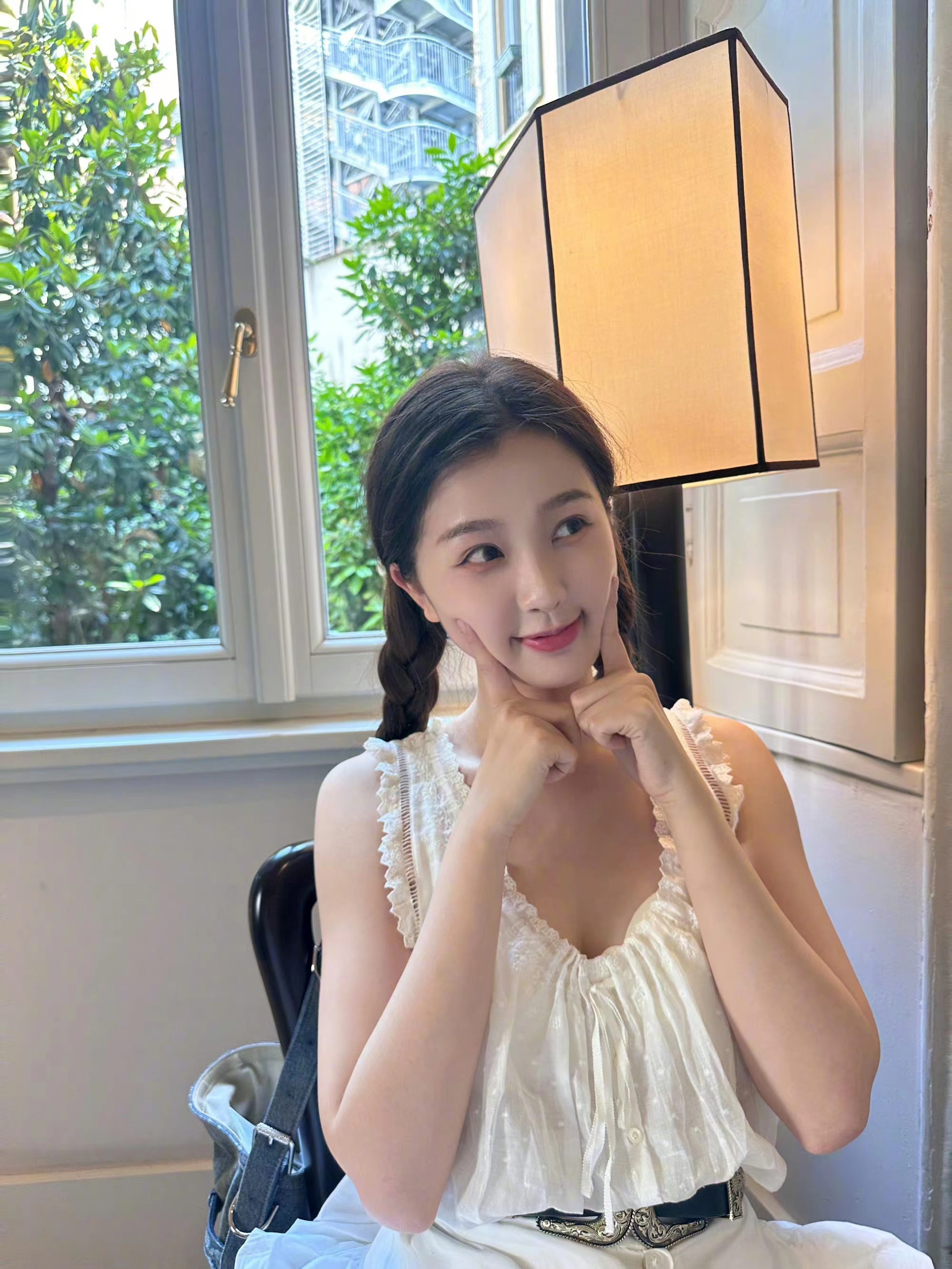 2.  周雨彤跟壹心签的分约,她自由度挺高的.  3.