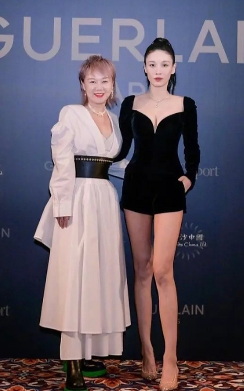 张蓝心 #第一眼就心动的明星# 张蓝心身高177cm体重才104斤,整个人看