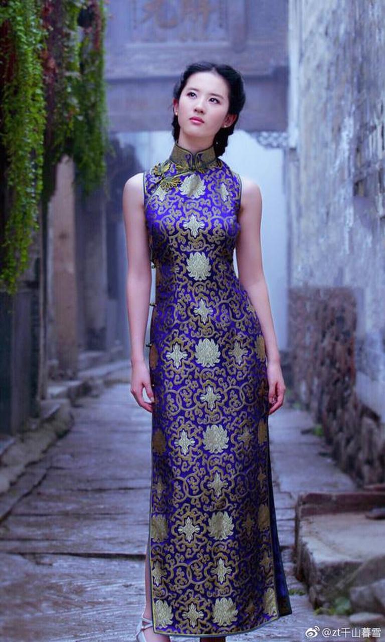 旗袍,又称褀袍[18],中国和世界华人女性的传统服装[1][2],被誉为中国