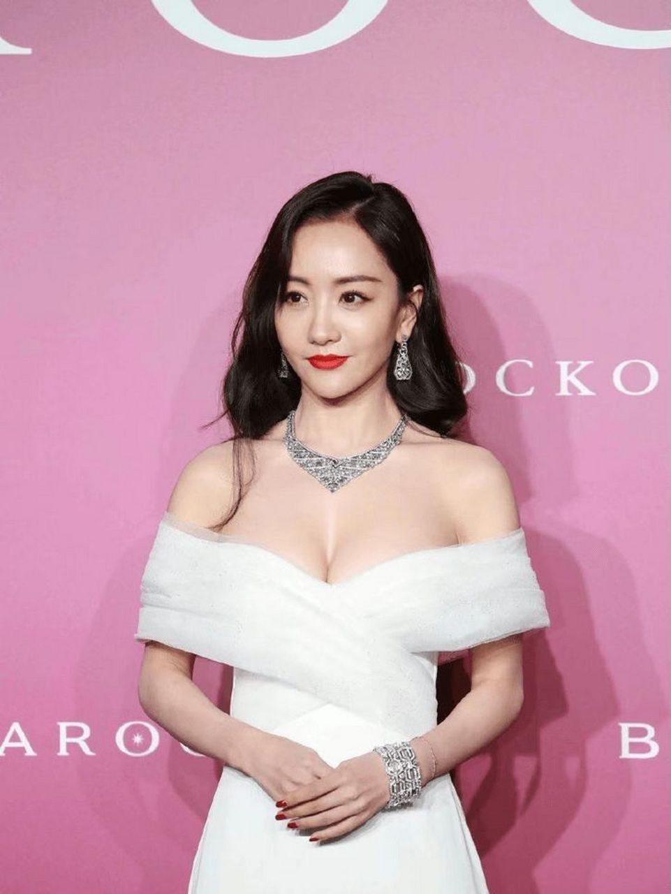 ai共创计划#杨蓉深v裙尽显完美身材