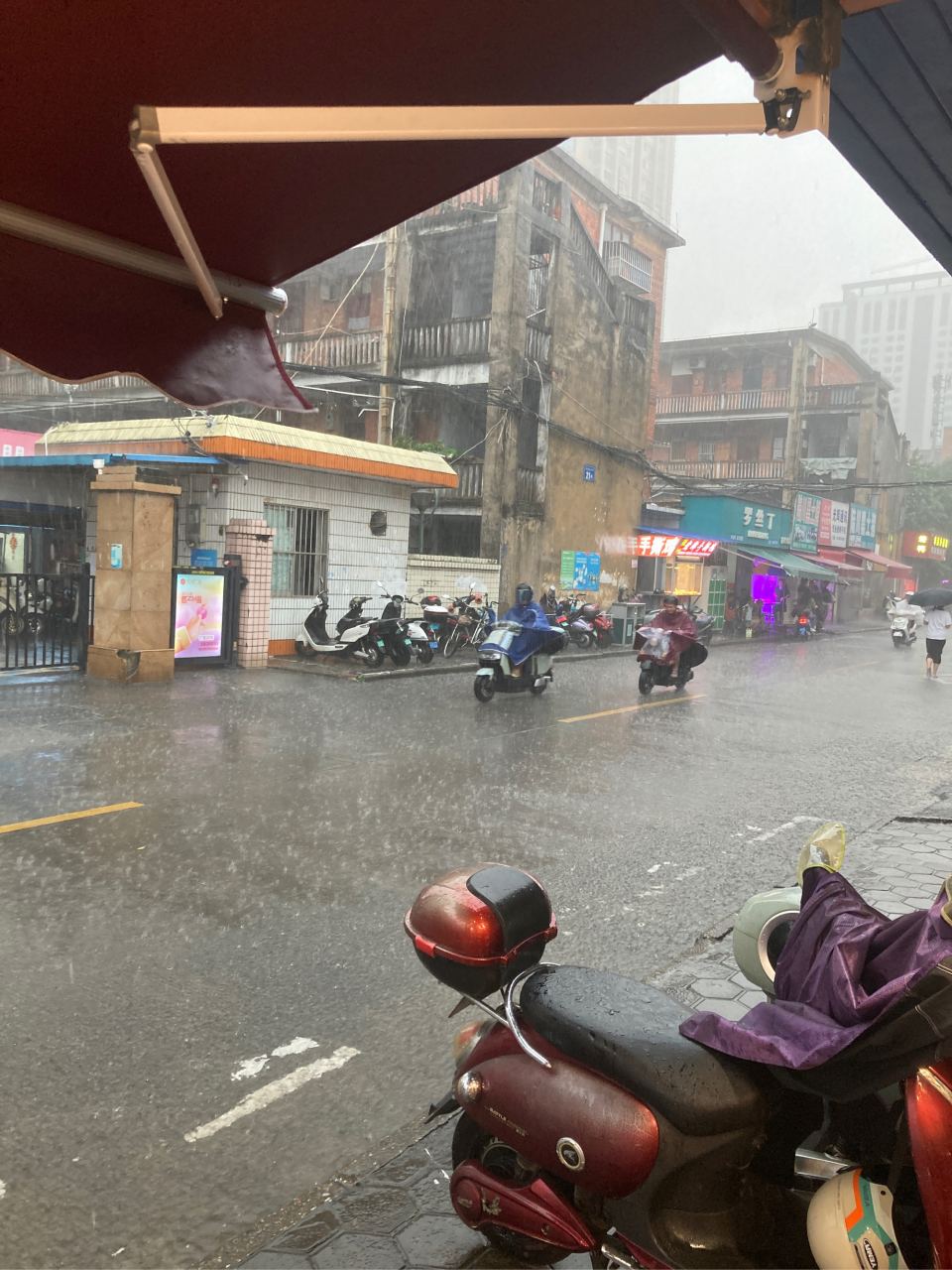 南宁下雨图片图片