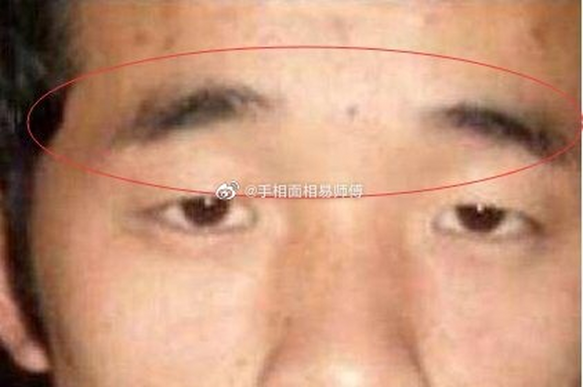 八字眉的男人其实就是眉毛下垂,这样的人看起来就没什么脾气,不管在