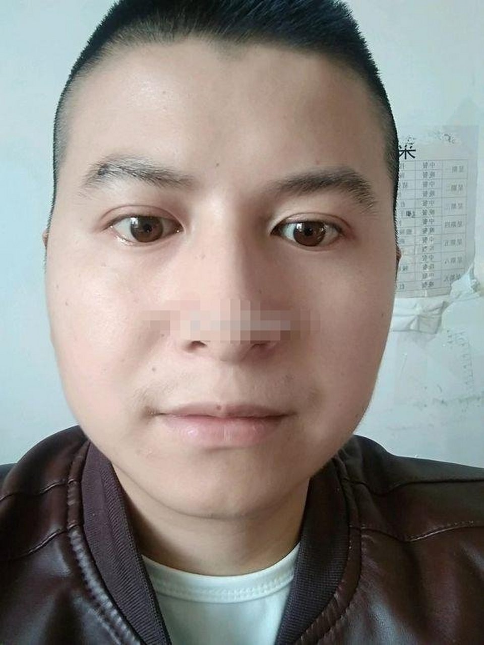 从面相中看鼻直口方,人须贵,个人能做个小头目,眉中痣加分不少,但眼神